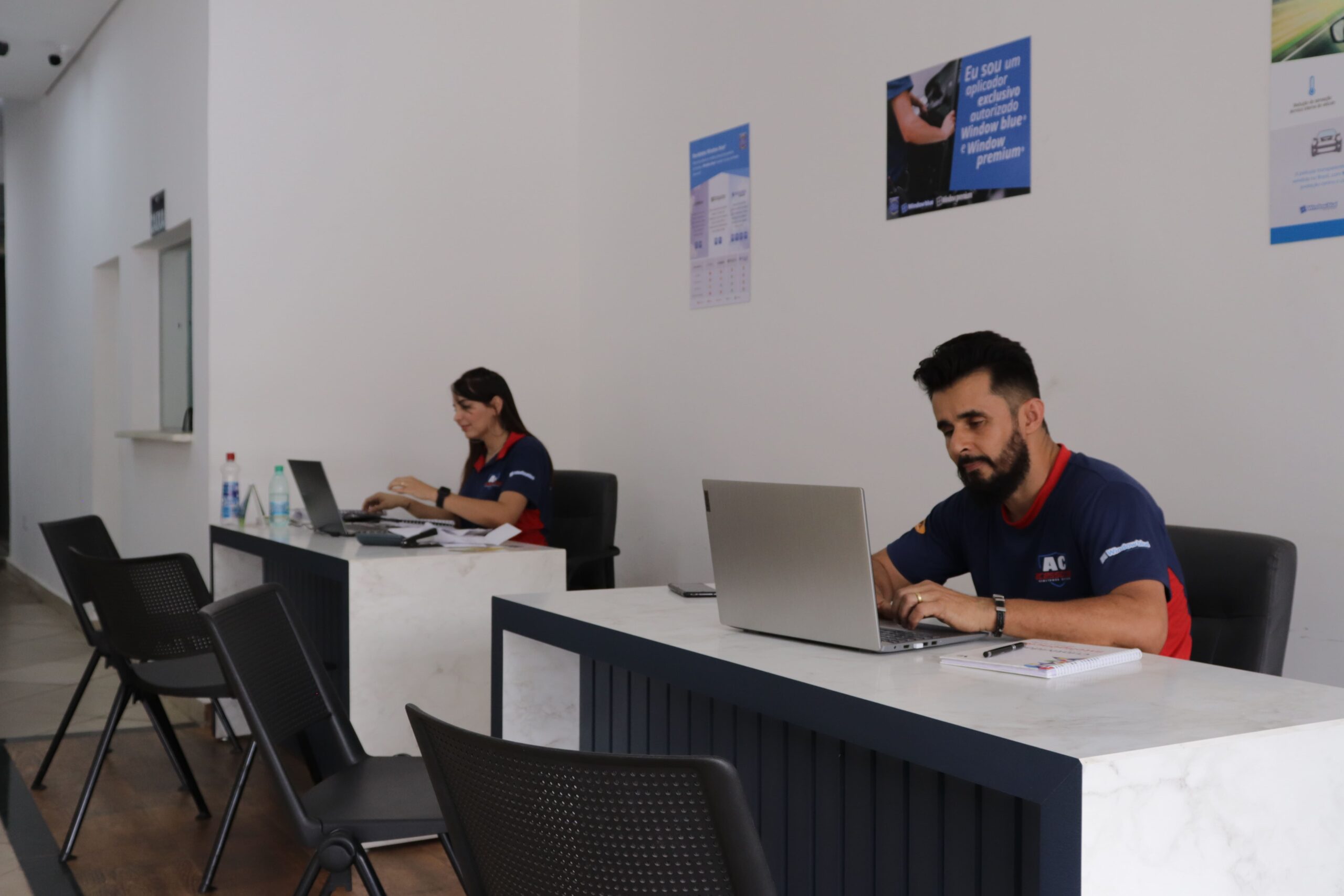 Alberto e Leidy sentados_AC Acessórios