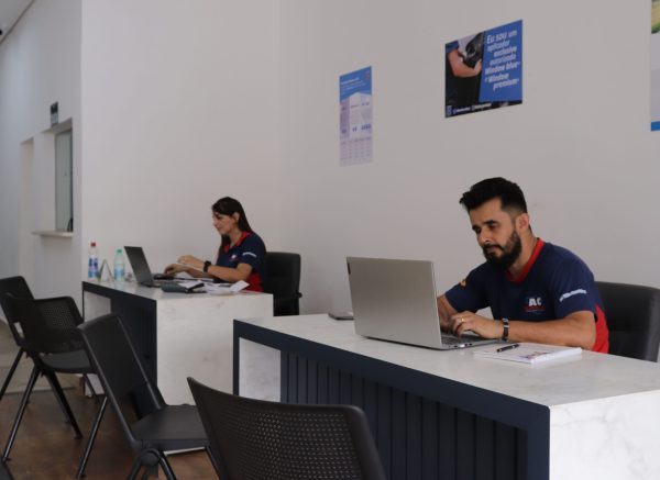 Alberto e Leidy sentados_AC Acessórios